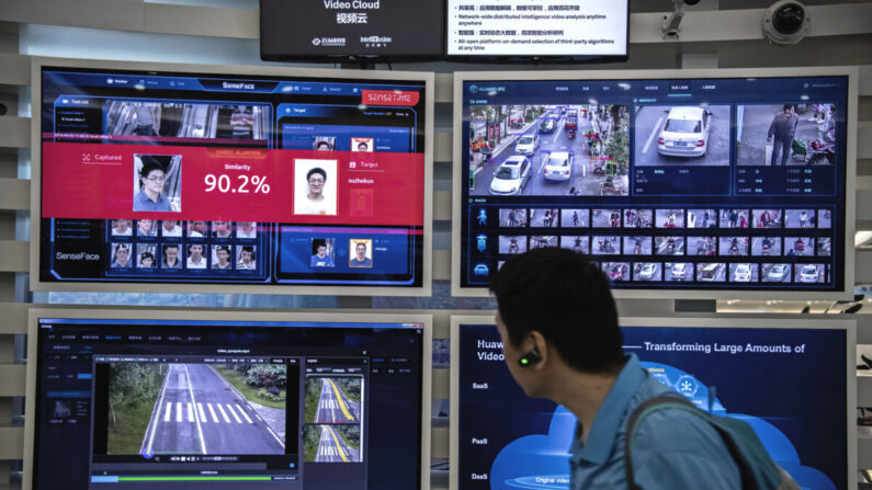 Una pantalla para reconocimiento facial e inteligencia artificial en monitores en el campus Bantian de Huawei, en Shenzhen, China, el 26 de abril de 2019. (Kevin Frayer/Getty Images)