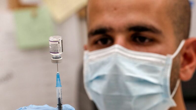 Un trabajador sanitario en Israel prepara una dosis de la vacuna de Pfizer-BioNTech en el este de Jerusalén el 29 de agosto de 2021. (Ahmad Ghababli/AFP vía Getty Images)