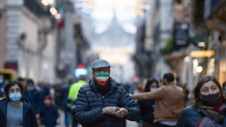 Un peatón en una calle de Roma, el 23 de diciembre de 2021. (Filippo Monteforte/AFP a través de Getty Images)