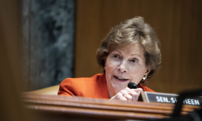 La senadora Jeanne Shaheen (D-N.H.) habla en Washington el 23 de junio de 2021. (Sarah Silbiger/Pool/AFP vía Getty Images)