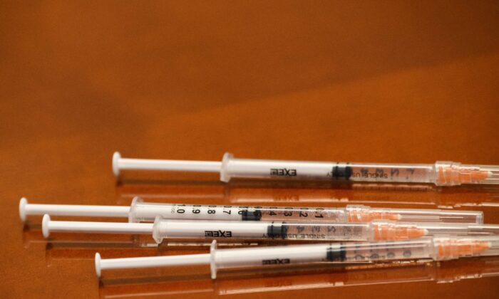 Jeringuillas con dosis de la vacuna contra la COVID-19 de Johnson & Johnson en California en una fotografía de archivo. (Patrick T. Fallon/AFP vía Getty Images)