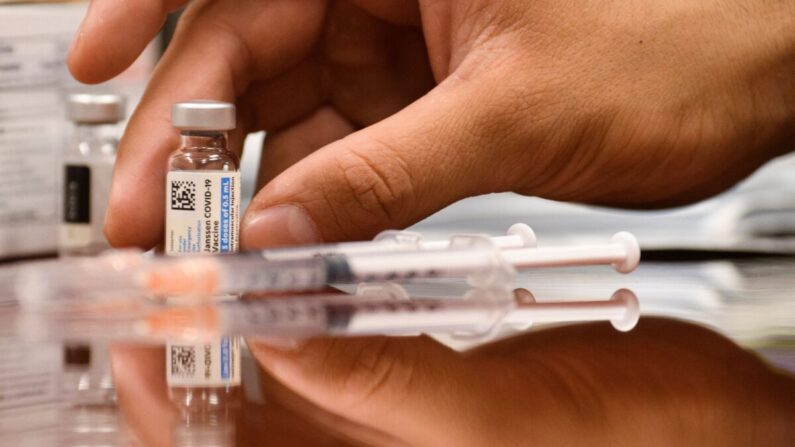 Viales y jeringas de la vacuna contra el COVID-19 de Johnson & Johnson se ven en Culver City, California, el 5 de agosto de 2021. (Patrick T. Fallon/AFP vía Getty Images)