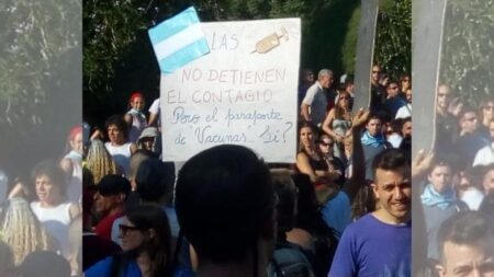 Miles de argentinos salen a las calles de Buenos Aires a manifestarse contra el pase sanitario