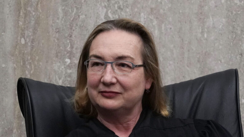 La jueza jefe del Distrito de Columbia, Beryl A. Howell, preside el Tribunal de Distrito de Estados Unidos en Washington el 13 de abril de 2018. (Alex Wong/Getty Images)