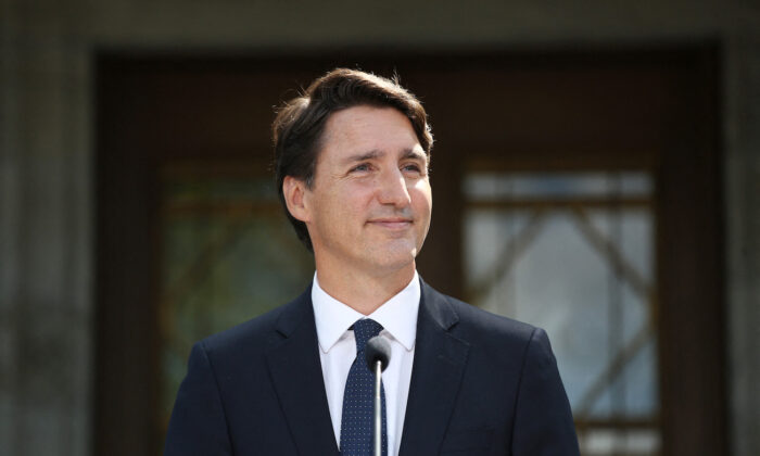 El primer ministro de Canadá, Justin Trudeau, sonríe durante una conferencia de prensa en Ottawa, Canadá, el 15 de agosto de 2021. (Dave Chan/AFP a través de Getty Images)