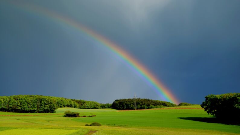 Perseguir pensamientos positivos puede ser como intentar alcanzar un arcoíris. (Pxhere)
