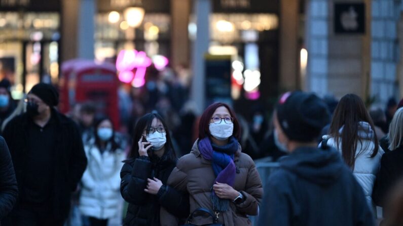 La gente camina en Londres el 21 de diciembre de 2021. (Justin Tallis/AFP vía Getty Images)