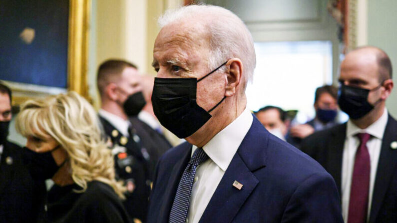 El presidente Joe Biden es visto en el Capitolio de Estados Unidos en Washington el 9 de diciembre de 2021. (Alex Wong/Getty Images)