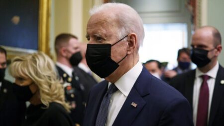 Más de 150 congresistas republicanos se oponen a orden de vacunación de Biden al personal sanitario