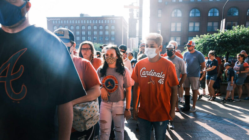 Personas con mascarillas en St. Louis, Mo., en una fotografía de archivo. (Spencer Platt/Getty Images)