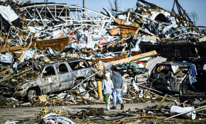 Un área destruida tras los tornados en Mayfield, Kentucky, el 12 de diciembre de 2021. (BRENDAN SMIALOWSKI/AFP a través de Getty Images)
