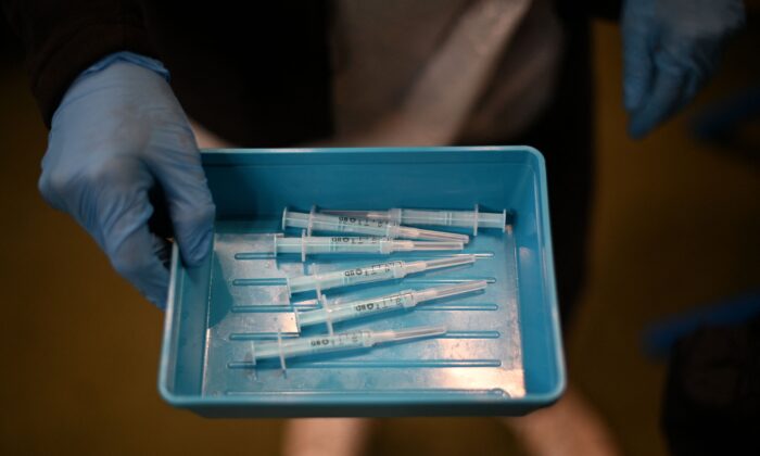  Jeringas con la vacuna COVID-19 de Moderna se encuentran en una bandeja en un centro de vacunación en Londres el 4 de diciembre de 2021. (Daniel Leal/AFP vía Getty Images)