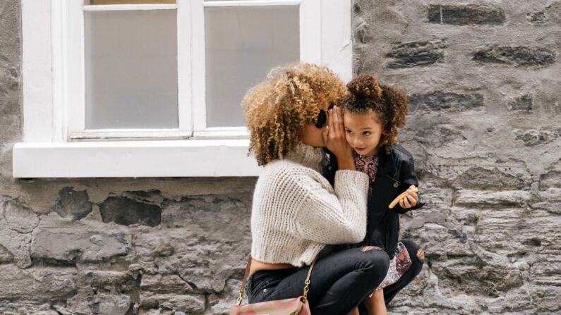 Igualarnos a nuestros hijos puede significar que no estamos asumiendo la máxima responsabilidad de un padre. (Sai De Silva/Unsplash)