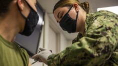 Dan de baja a más de 100 marines y seis líderes del ejército por no recibir vacuna COVID-19