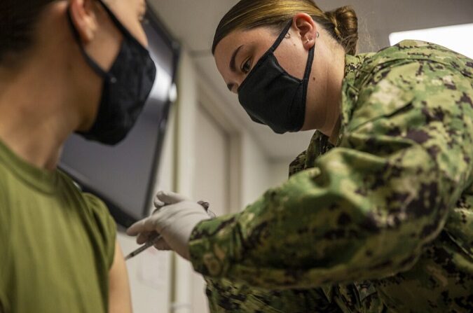 Un suboficial de la Armada aplica a un marine la vacuna contra el COVID-19 en Camp Pendleton, California, el 22 de septiembre de 2021. (Foto del Cuerpo de Marines de EE.UU. por el Cpl. Andrew Cortez vía The Epoch Times)