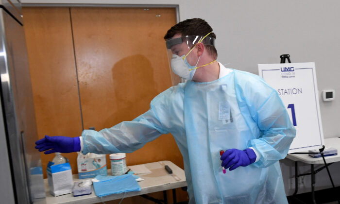 Un supervisor traslada un tubo de muestreo de COVID-19 en un refrigerador de un sitio de pruebas detección del virus en la Universidad de Nevada-Las Vegas, EE. UU., el 30 de noviembre de 2020. (Ethan Miller/Getty Images)