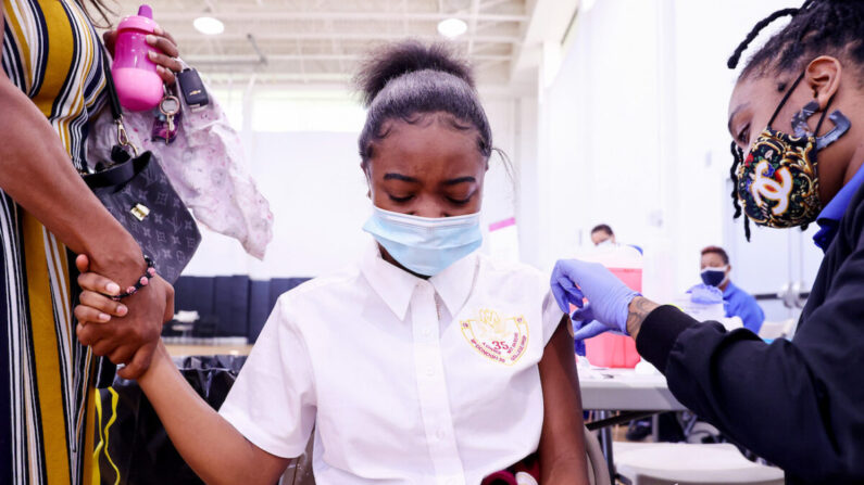 Una niña de 13 años recibe una dosis de la vacuna contra el COVID-19 en una clínica de Nueva Orleans, La., el 12 de agosto de 2021. (Mario Tama/Getty Images)