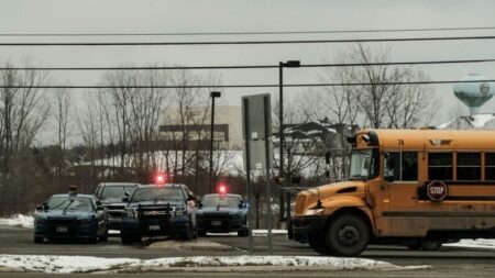 Presentan dos demandas contra distrito de Michigan por tiroteo en escuela