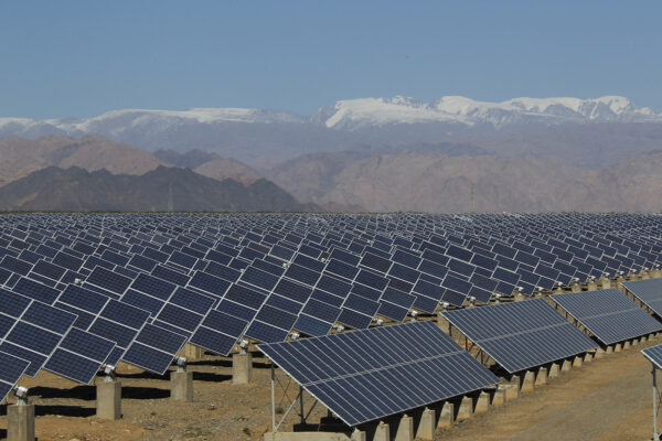 Grandes paneles solares se ven en una planta de energía solar en Hami, región autónoma de Xinjiang, en el noroeste de China, el 8 de mayo de 2013. (STR/AFP vía Getty Images)