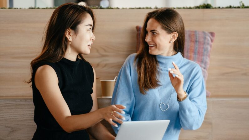 La cháchara, más conocida como charla trivial, es una forma estupenda de conectar con la gente. (pexels-photo-6457544)