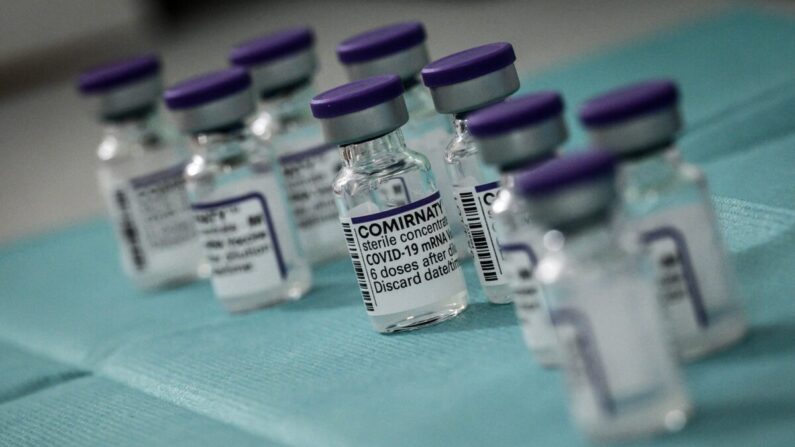 Los viales de la vacuna COVID-19 de Pfizer y BioNTech en Francia el 27 de noviembre de 2021. (Jeff Pachoud/AFP a través de Getty Images)
