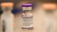 La vacuna Pfizer-BioNTech anti-COVID es menos eficaz contra ómicron: Estudio