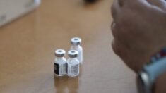 Vacuna de Pfizer protege menos contra la hospitalización tras la aparición de ómicron: estudio