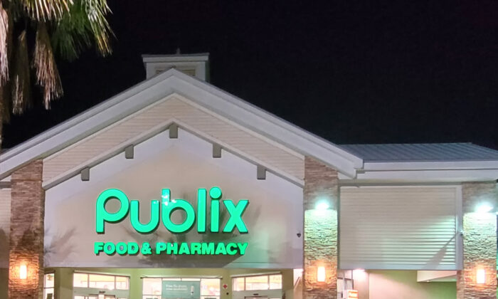 Una tienda de Publix Food & Pharmacy en Florida recibe a los compradores el 22 de noviembre de 2021. (Jann Falkenstern/The Epoch Times)