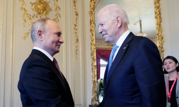 El presidente ruso Vladimir Putin, a la izquierda, le da la mano al presidente de Estados Unidos, Joe Biden, durante una reunión en Ginebra, Suiza, el 16 de junio de 2021. (Mikhail Metzel/Sputnik/AFP a través de Getty Images)