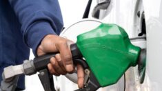 Por qué la administración Biden quiere subir el precio de la gasolina