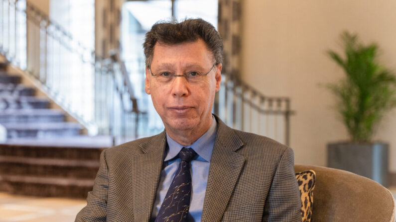 El Dr. Harvey Risch, profesor de epidemiología de la Escuela de Salud Pública de Yale, asiste a la conferencia inaugural del Instituto Brownstone en Hartford, Connecticut, el 14 de noviembre de 2021. (Zhen Wang/The Epoch Times)