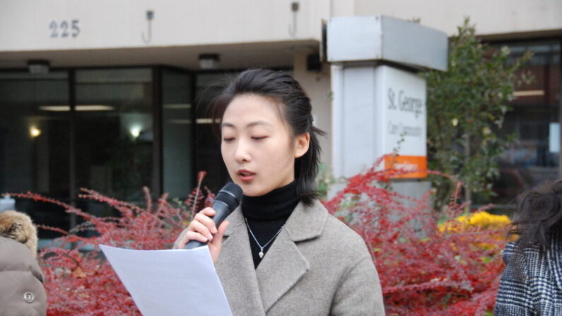 Liu Mingyuan, estudiante del Sheridan College de Ontario, habla en contra de la persecución del régimen chino a Falun Gong en una protesta frente al consulado chino en Toronto el 18 de noviembre de 2021. El régimen chino ha detenido recientemente a su madre, Liu Yan, por su creencia en la práctica espiritual de Falun Gong. (Michelle Hu/The Epoch Times)