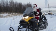 Santa llega en moto de nieve a los lugares más recónditos de Alaska, con ayuda de marines de EE.UU.