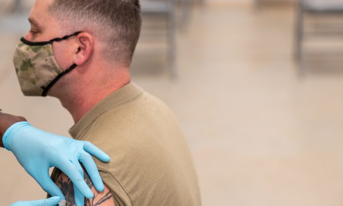 Soldado recibe una vacuna COVID-19 de los Servicios Médicos Preventivos del Ejército en Fort Knox, Kentucky, el 9 de septiembre de 2021. (Jon Cherry/Getty Images)