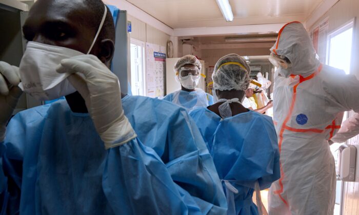 Personal médico dentro de la sala de aislamiento de la Unidad de Enfermedades Infecciosas del Ministerio de Salud en Yuba (Sudán del Sur) en una foto de archivo. (Alex McBride/AFP vía Getty Images)
