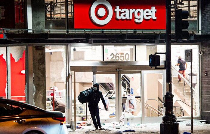 Un saqueador roba una tienda Target en Oakland, California, en una fotografía de archivo del 30 de mayo de 2020. Tres miembros de Antifa fueron arrestados por presuntamente participar en el saqueo de un Target en Texas el 31 de mayo de 2020. (Josh Edelson/AFP vía Getty Images)