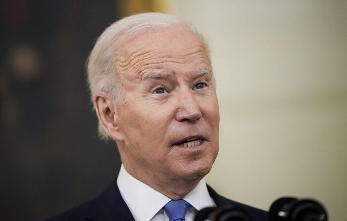 El presidente Joe Biden habla sobre la variante ómicron del coronavirus en el Comedor de Estado de la Casa Blanca en Washington, el 21 de diciembre de 2021. (Getty Images)