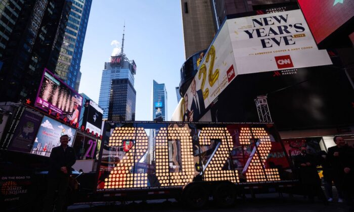 Las personas posan para las fotos antes de los números de 2022 que se usarán en un evento de cuenta regresiva de año nuevo en Times Square en Nueva York, el 20 de diciembre de 2021. (Ed Jones/AFP a través de Getty Images)