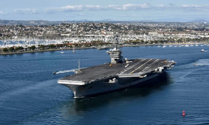 El portaaviones USS Theodore Roosevelt (CVN 71) deja su puerto de origen en San Diego el 17 de enero de 2020. (U.S. Navy via Getty Images)