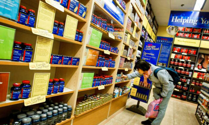 Una compradora mira suplementos vitamínicos en una tienda de vitaminas GNC en la ciudad de Nueva York. Un nuevo informe médico muestra un posible vínculo entre la ingesta de vitaminas B6 y una menor probabilidad de desarrollar cáncer de pulmón. (Chris Hondros/Getty Images)
