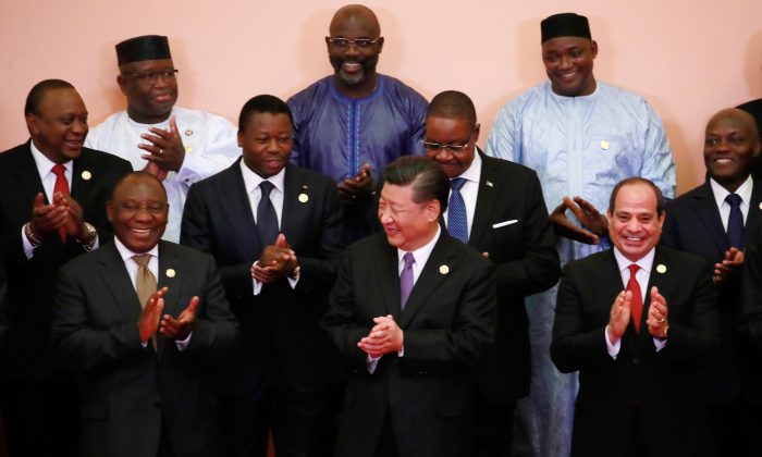 El líder chino Xi Jinping posa con los líderes africanos, incluido el presidente de Malawi, Arthur Peter Mutharika (segunda fila, segunda a la derecha), durante el Foro de Cooperación China-África en Beijing, China, el 3 de septiembre de 2018. (How Hwee Young/AFP/Getty Images)

