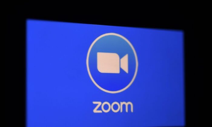 En esta fotografía se muestra el logotipo de Zoom App en un smartphone. (Olivier Douliery/AFP vía Getty Images)