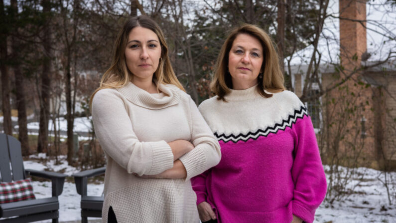 Las madres del condado de Loudoun, Natassia Grover (I) y Amy Jahr, en la residencia de Jahr en Ashburn, Va. el 9 de enero de 2022. (Graeme Jennings para The Epoch Times)