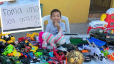 Niño mexicano regala sus juguetes a niños que no recibieron regalo en Navidad