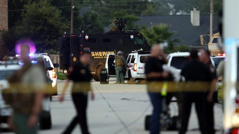 Fotografía de archivo de autoridades que rodean el área donde se reportó un tiroteo en Spring, Texas (EE.UU.). EFE/Aaron M. Sprecher 
