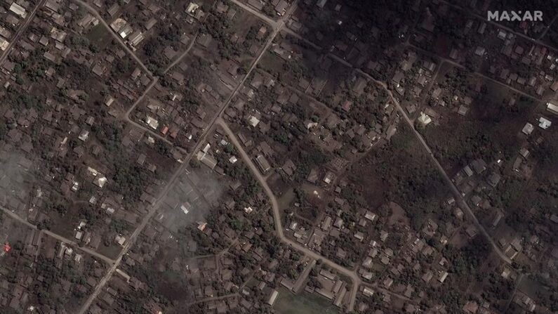 Una imagen satelital cedida por Maxar Technologies, el 18 de enero de 2022, muestra casas y edificios cubiertos de ceniza después de la erupción principal, en Tonga. EFE/Maxar Technologies
