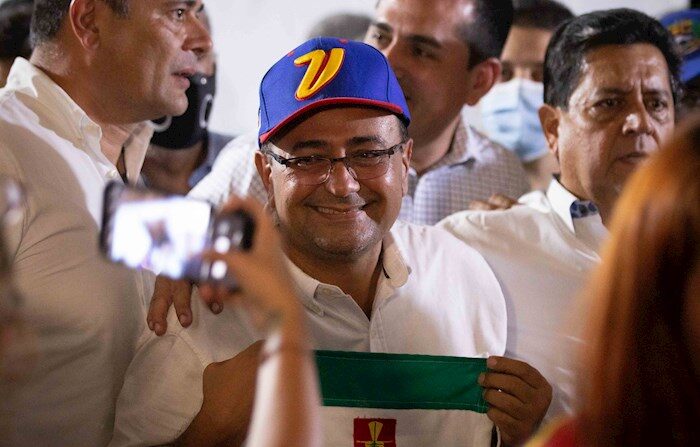 El candidato opositor a la Gobernación de Barinas -cuna de Hugo Chávez, Sergio Garrido, sonríe durante una rueda de prensa, desde su comando de Campaña en Barinas (Venezuela). EFE/Rayner Peña R.
