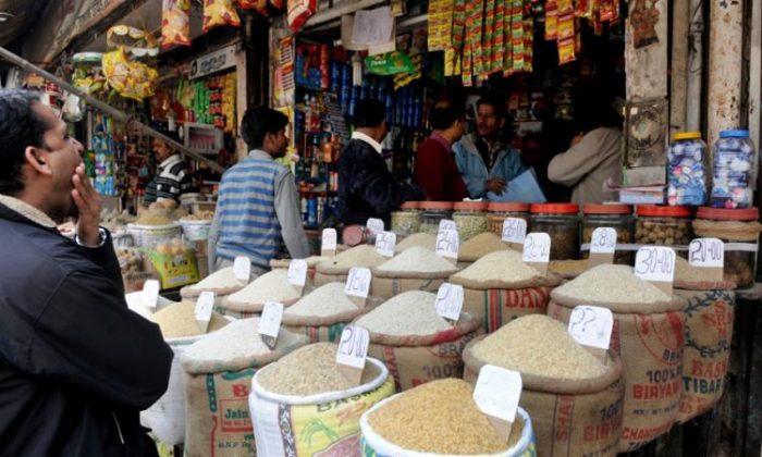 Clientes indios compran granos en una tienda en un mercado de Nueva Delhi, India, el 16 de febrero de 2015. El aumento de los precios de los alimentos llevará a más de 40 millones de personas a la pobreza si no se controla, según el Banco Mundial. (Raveendran/AFP/Getty Images)