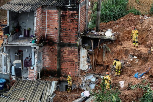 Bomberos y voluntarios trabajan en el área de un deslizamiento de tierra provocado por fuertes lluvias, hoy, en el barrio Jardim Paulista de la ciudad de Franco da Rocha, en el estado de Sao Paulo (Brasil). EFE/ Sebastiao Moreira