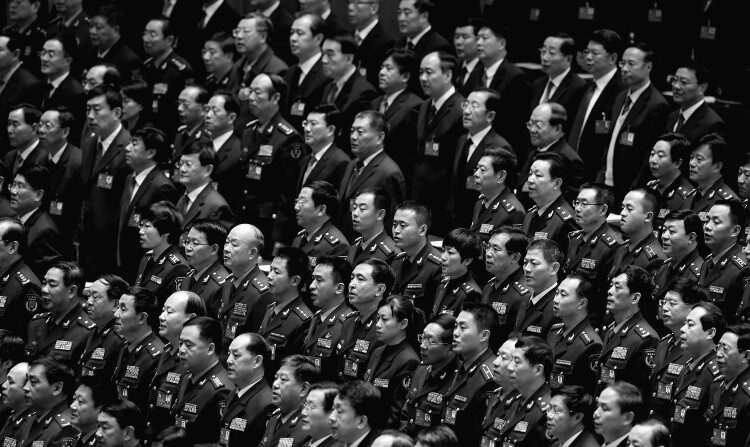 Los delegados asisten a la sesión de apertura del 18º Congreso del Partido Comunista celebrada en el Gran Salón del Pueblo el 8 de noviembre de 2021, en Beijing, China. Muchos funcionarios del Partido han descubierto que sus teléfonos están intervenidos recientemente, ya que la paranoia en las filas aumenta en medio de una campaña anticorrupción dirigida desde los niveles superiores. (Feng Li/Getty Images)